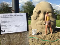 In den Titeln der Werke finden sich gerne auch Wortspiele. In diesem Werk wird «be» («sein») mit einer Honigwabe am Kopf in «bee» («Biene») umgedeutet.