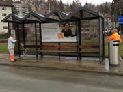 Die Reinigungsequipe der APG Anfang März in Aktion an der Haltestelle Rosenbergstrasse. (Bild: Reto Voneschen - 6. März 2019)