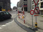 Derzeit müssen Velofahrer am Unteren Graben aufwärts den Drahtesel stossen oder diese Stelle umfahren. (Bild: Reto Voneschen - 6. März 2019)