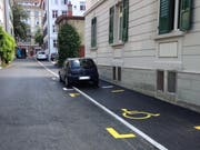 Der Streifen rechts ist kein Trottoir, sondern Teil der Fahrbahn der Gäbrisstrasse. Diese ist neu eine Begegnungszone, womit Fussgänger die ganze Breite begehen dürfen und Vortritt vor allen anderen haben. (Bilder: Reto Voneschen - 29. Juli 2019)