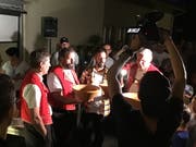Sänger Bligg zu Gast im Restaurant Rössli, Oberhelfenschwil. Hier gemeinsam am Zäuerlen und Talerschwingen mit den Säntisjodlern (Bild: Urs Nobel).