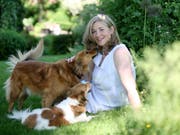 Carmen Siegrist mit ihren beiden Hündinnen in ihrem Garten. (Bild: PD)