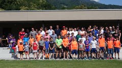 Die Freude ist gross: Die FC Trübbach-Familie vor dem neuen Vereinshaus.