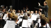 Stefan Roth dirigiert das Blasorchester der Jugendmusik Kreuzlingen. (Bild: Erwin Schönenberger)