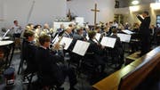 Roger Ender dirigiert die Stadtmusik und lässt sie in der Johanneskirche ein anspruchsvolles Konzert bieten. (Bild: Erwin Schönenberger)