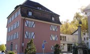 Urs Spirig, Andy Götz und Petra Vetsch wollen das Schulpräsidium in Sevelen übernehmen. Im Bild das Rathaus der Gemeinde. (Bild: PD)