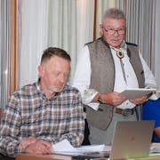 Lob nach dem ersten Präsidialjahr: Obmann-Stellvertreter Bruno Röthlisberger (stehend) würdigt das Engagement von Obmann Nic Wohlwend (links). Bild: Guido Städler