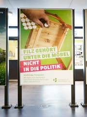 Das Plakat der Alternative-die Grünen im Zuger Bahnhof. (Bild: Stefan Kaiser (Zug, 18. Juni 2018))