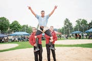 Der Brunner Michael Gwerder feiert auf dem Rücken seiner Klubkameraden den Tagessieg am Innerschweizer Nachwuchsschwingertag in Adligenswil. (Bild: Roger Grütter (Adligenswil, 24. Juni 2018))