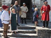 Eine Kulisse wie damals im Mittelalter: Auf Schloss Werdenberg tummelte sich am vergangenen Samstag die mittelalterliche Gesellschaft vieler Schichten und Gruppen, welche vom Publikum bestaunt wurden. (Bilder: Ursula Wegstein)