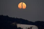 Das Phänomen mit dem «Riss» quer durch den Mond löste am Dienstag und Mittwoch bei «Tagblatt»-Lesern Fragen aus. (Leserbild: Klaus Stadler - 19. Februar 2019