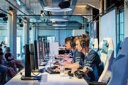 E-Sportler im Final eines Turniers der Swiss E-Sports League.Bild: Ennio Leanza/Keystone (Zürich, 21. April 2018)