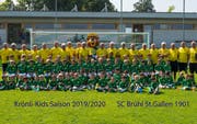 Alle Teams oberster Fussballligen halten für die laufende Saison ein Mannschaftsbild für ihre Fans bereit. Was den Profis lieb ist, ist den Kleinsten des SC Brühl nicht zu teuer: Die Krönli-Kids haben für die Saison 2019/20 ebenfalls ein Mannschaftsbild herausgegeben. Es zeigt 75 fussballverrückte Kids und 20 als ihre Trainer wirkende Rentner. Diesen Monat starten die Krönli-Kids, die G-Junioren des SC Brühl mit den Jahrgängen 2013 und 2014, in ihre zehnte Saison. (Bild: SC Brühl)