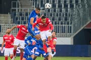 Seine Stärke liegt im Kampf: Lucas Alves (Mitte, blau) gegen Thuns Marvin Spielmann. (Martin Meienberger/Freshfocus (Luzern, 20. Oktober 2018)