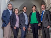 Das Pensum von Daniel Stutz (1.v.l.), Dario Sulzer (3.v.l.) und Daniel Meili (5.v.l.) soll auf Kosten von Schulratspräsidentin Jutta Röösli (2.v.l.) um je zehn Stellenprozent erhöht werden. Unangetastet bleibt die Vollzeitstelle von Stadtpräsidentin Susanne Hartmann (4.v.l.). (Bild: PD)