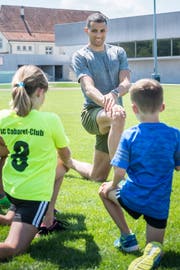 Kariem Hussein dehnt mit Kindern an der 1. August Feier in Egnach ein.(Bild: Andrea Stalder)