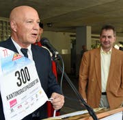 Der Alpnacher Gemeindepräsident Heinz Krummenacher (links) bei der Wahlfeier für Kantonsratspräsident Reto Wallimann. (Bild Robert Hess, 28. Juni 2019)