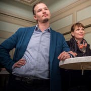 Bekanntgabe der Resultate am Wahlsonntag: CH-Kandidat Johannes Eiholzer neben CH-Gemeinderätin Salome Scheiben. (Bild: Andrea Stalder)