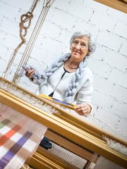 Die Melodie des Webens macht Lis Surbeck nachdenklich hinsichtlich der Zukunft.