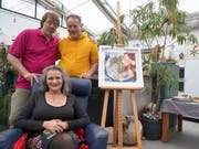 Ein unterschiedliches Trio: Orchideengärtner Roland Amsler, Autor Peer Langenfeld und Malerin Kirsten Lehner-Germann. (Bild: Maya Heizmann)