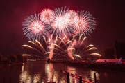 Spektakuläre Feuerbilder am Himmel über Kreuzlingen. (Bild: PD)