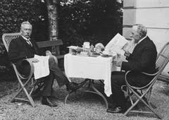 Carl Spitteler (rechts) liest «La Journale de Genève» bei Victor Gross, Arzt in La Neuveville im Jahr 1914. (Bild: Nachlass Carl Spitteler, Schweizerisches Literaturarchiv, Bern)