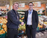 Beatrice Herrmann (rechts) übernimmt die Leitung der Migros Sarnen-Center von Peter Meyer. (Bild: PD)