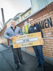 Peter Enggist von «Storch Schweiz» nimmt den Check vom Brauhaus-Inhaber Stefan Mühlemann entgegen. Im Hintergrund das derzeit noch verwaiste Storchennest auf dem «Braui»-Kamin. (Bilder: Andrea Stalder)