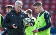 Am Frietag spielt die Schweiz in St.Gallen gegen Georgien. Der Schweizer Nati-Trainer Vladimir Petkovic diskutiert mit Cedric Itten. (Bild: Toto Marti/Freshfocus - 12. November 2019)
