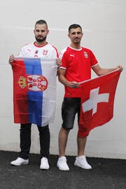 Die Schweiz spielt gegen Serbien: Nebojsa Aleksic (links) und Danijel Ristic fiebern live mit. (Bild: Florian Arnold (Altdorf, 18. Juni 2018))