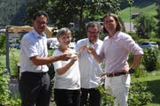 Die Co-Leitung des Kernteams feiert das gemeinsam das gute Abstimmungsresultat (von links): Toni Hässig (Gemeindepräsident Oberhelfenschwil), Vreni Wild (Gemeindepräsidentin Neckertal), Andreas Lusti (Projektsekretär) sowie Christian Gertsch (Gemeindepräsident Hemberg). (Bild: Urs M. Hemm)