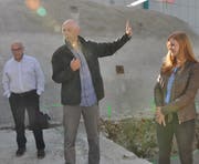 Der Architekt Johannes Saurer erklärt den Schulkindern den Bau. (Bild: Sabine Schmid)