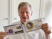 Unterschrieben und auf dem Mond abgestempelt: Peter Rapp mit seinen zwei Mondbriefen. (Bild: PD)