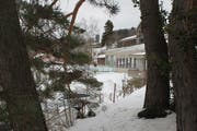 Was mit dem leer stehenden Hallenbad in Degersheim geschieht, ist wieder völlig offen. Klar ist nur, dass die «Käuferin» der Liegenschaft, die Schreinerei Hölzli AG, nicht neu bauen darf. (Bild: Andrea Häusler)