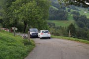 Die Unfallstelle auf der Walchwiler Hinterbergstrasse. (Bild: Zuger Polizei, 19. September 2019)