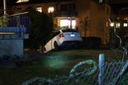 Die Irrfahrt der 53-Jährigen endete auf einer Stützmauer. (Bild: Zuger Polizei)