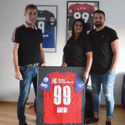 Salija, Mirjeta und Sanel Ademi sind stolz auf ihren Sohn und Bruder Kemal Ademi. Im Wohnzimmer der Familie hängen eingerahmt verschiedene Trikots des Profifussballers.(Bild: Alessia Pagani)