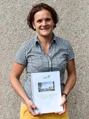 Woba-Vorstandsmitglied Judith Kern mit ihrer Masterarbeit. (Bild: Samuel Koch)