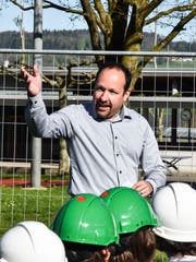 Gemeindepräsident Rolf Bosshard bei seiner Ansprache.