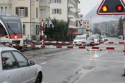 Beim Bahnübergang beim Karliplatz in Stans kommt es bei geschlossenen Barrieren der Zentralbahn immer mal wieder zu Rückstaus.Bild: Oliver Mattmann (Stans, 22. Dezember 2017)