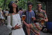 Bunt und schräg: Ein stilechter Auftritt am Woolfstock. (BIlder: Michael Hug)
