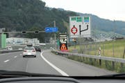 Tafeln weisen vor dem Kirchenwaldtunnel auf die Verkehrsführung hin. (Bild: Markus von Rotz, Stansstad, 12. Juli 2019)