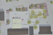 Die Ideenskizze sieht vor, den Platz vor dem Schuppen mit einem anderen Belag hervorzuheben. Das Pärkli soll ausgeebnet werden und einen Parkcharakter mit Bänken und Bäumen erhalten. Bild: Sabine Schmid