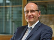 Damien Piller rechnet mit der Migros-Zentrale in Zürich ab. (Bild: Gian Ehrenzeller/Keystone)