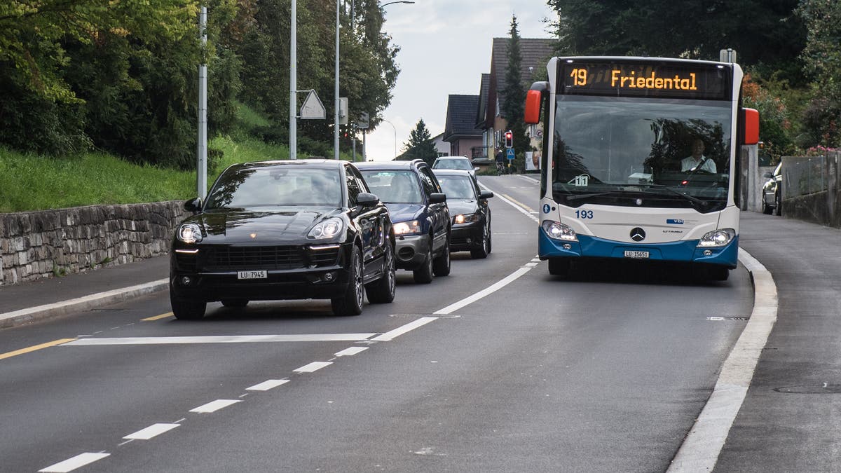 Erste, elektronische Busspur im Kanton Luzern In der Rush Hour fährt der Bus links