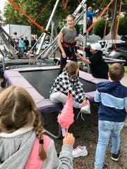 Abseits der Marktstände vergnügte sich die Jugend auf dem Flawiler Marktplatz.