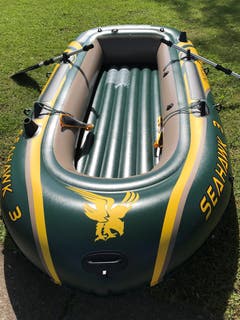 Ohne Gummiboot mit Paddeln geht nichts. Der «Seahawk 3» hat Platz für zwei Personen. (Bild: Samuel Koch)