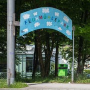 Das Eingangsschild beim Fluhmühlepark wird vorübergehend einen kleineren Park schmücken müssen. (Bild: Dominik Wunderli, 23. Mai 2017)
