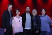 Bligg (Mitte) mit den glücklichen Gewinnern des «Meet and Greet» Kurt Zimmermann, Andrea Zimmermann, Edith Blättler und Edith Zehnder (von links). (Bild: Patricia Helfenstein-Burch (Sarnen, 21. Januar 2019))
