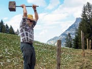 Bergli Sepp (Josef Gisler) schlägt Zaunpfähle ein. (Bild: Vreni Aschwanden)